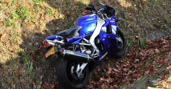 Motorrijder vliegt uit de bocht en belandt in de sloot in Neerkant