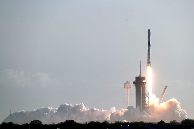 Beeld van de lancering van opnieuw 60 satellieten voor Starlink aan Cape Canaveral, Florida op 18 maart.