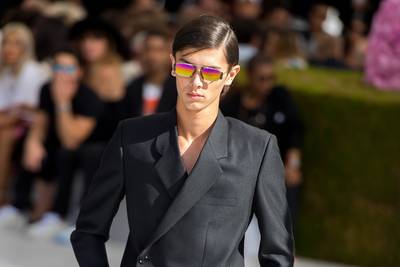 Deense prins Nikolai (18) opent modeshow Dior in Parijs