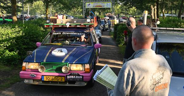 Coureurs en artiesten rijden in 228 gepimpte barrels van Wanroij naar Balatonmeer - De Gelderlander