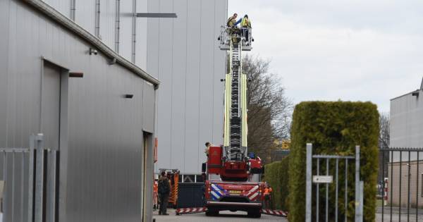Monteurs in Almelo vast op 16 meter hoogte: brandweer schiet te hulp.