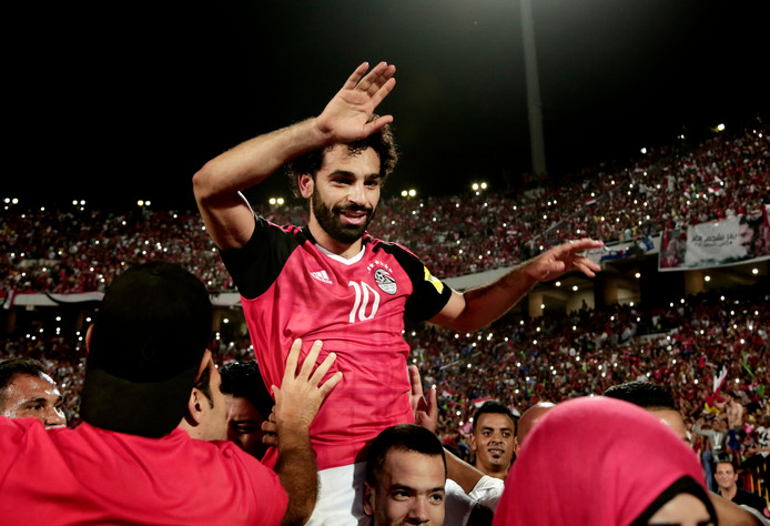 Mohamed Salah gaat op de schouders nadat hij Egypte voor het eerst in 28 jaar naar een WK heeft geschoten.