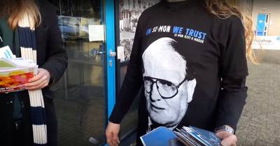 Honderden kaarten voor zieke culttrainer Si-mon Kis-te-maker!