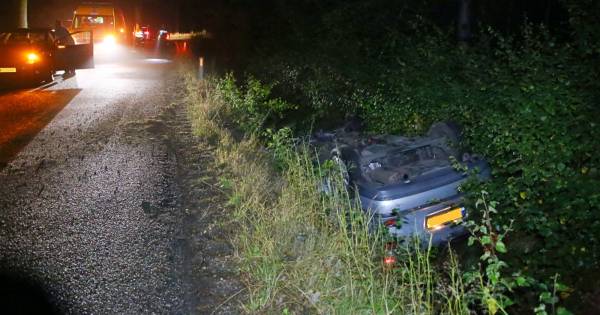 Jongen ontwijkt ree in Vessem en belandt met auto in de sloot