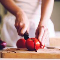 Tomatenvlek in je shirt? Zó verdwijnt-ie vliegensvlug