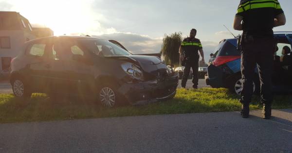 Drie auto's botsen tegen elkaar in Nederasselt