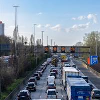 De pensioenen zijn onbetaalbaar, dus we moeten snoeien. Voor salariswagens geldt die logica blijkbaar niet