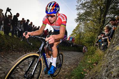 Materiaalpech voor Van der Poel, Van Aert wint