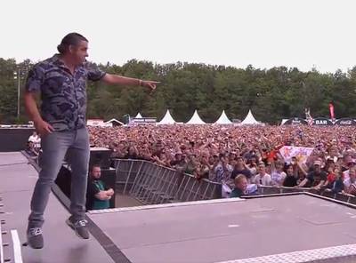 Crowdsurfende Frank Lammers verrast Pinkpop met optreden met Rowwen Hèze