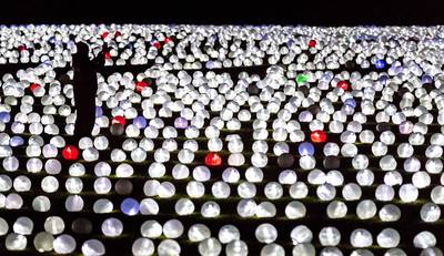 Zee van lampionnen vraagt aandacht voor kanker