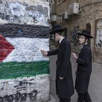 ‘Alle Joden die ik ken zijn het zo beu’: Joods-Amerikaanse schrijver Benjamin Moser ziet geen toekomst voor ‘de genocidale apartheidsstaat’ Israël