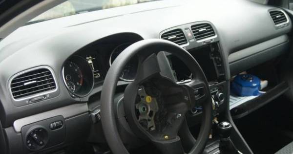 Criminelen stelen airbag zonder braakschade te maken | Woerden - AD.nl