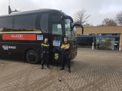 Lollige agenten plakken NEC-logo's op spelersbus Vitesse