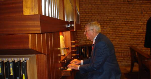Na 65 jaar achter het orgel stopt Hermen Assen uit Bentelo met spelen - Tubantia