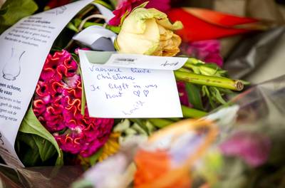 Bloemen voor Christina bij Noordeinde, dagjesmensen voor dichte deur