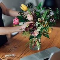 Met deze truc staan jouw bloemen altijd rechtop in de vaas