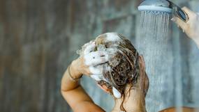 Haarfijn uitgelegd: zo train je je lokken om minder snel vet te worden (en zo vaak zou je ze minstens moeten wassen)