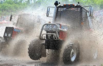 Veel animo voor tractors wassen door sexy meiden