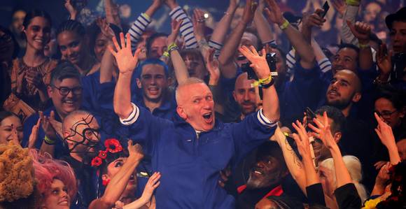 Hij had een feest beloofd en dat was het ook: de laatste modeshow van Jean Paul Gaultier