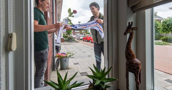 Docenten Dongemond Made bezoeken alle geslaagden thuis: 'Leuker dan gebeld worden' - BN DeStem