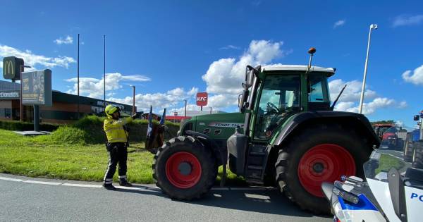Thijs Wieggers wilde gaan eten bij de McDonalds en dat mocht niet van de politie ??, waar in het wetboek staat dat een boer niet bij een snackbar mag eten ??? .