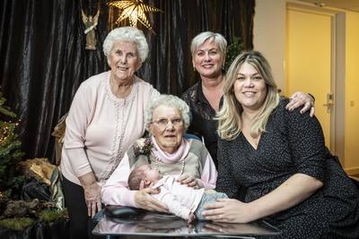 Vijf generaties vrouwen op 100ste verjaardag Gerritje uit Overdinkel