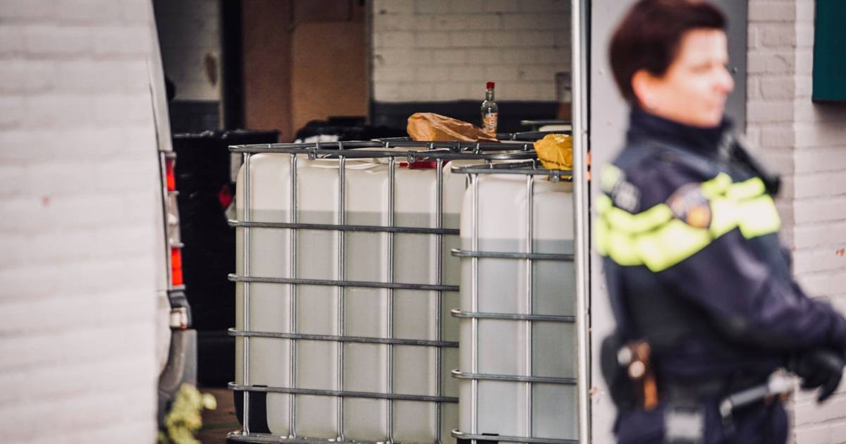 Chemicaliën en synthetische drugs gevonden bij autobedrijf Helmond, verdachte opgepakt.