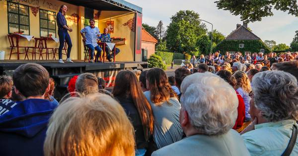 Theater in lege truck trekt veel bekijks in Leenderstrijp - Eindhovens Dagblad
