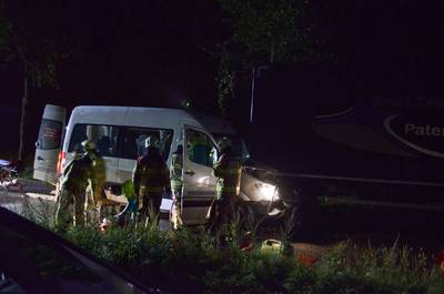 Taxichauffeuse gewond bij botsing met aanhanger in Ede