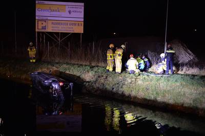 Viertal crasht met auto in ijskoud water naast A50 bij Apeldoorn