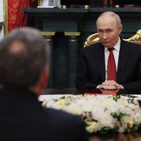 ‘Liegt hij, of weet hij het gewoon niet?’ Russische oorlogsbloggers nemen Poetins uitspraken op de korrel
