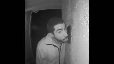 Man likt midden in de nacht drie uur lang aan deurbel