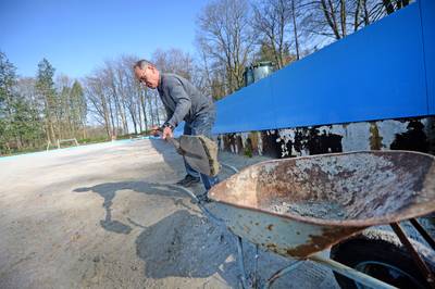 Corona-angst? In Rekken maken ze gewoon samen het zwembad schoon