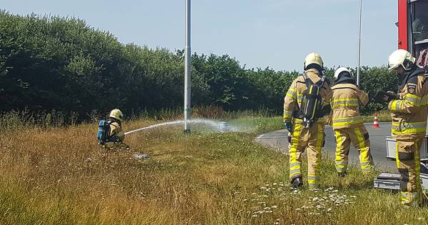 Verhit vat 'staat op springen' in berm bij Ommen, brandweer brengt verkoeling - De Stentor