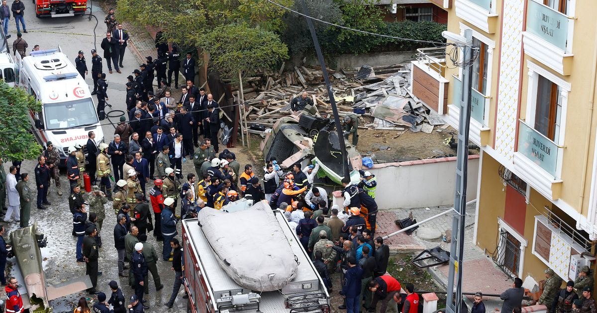 Militaire helikopter crasht in woonwijk Istanbul: vier doden, één gewonde