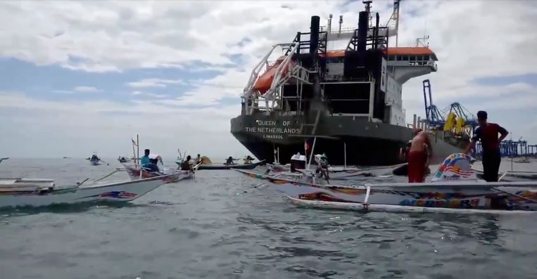 Gambar diam dari klip video online dari Juli tahun ini di mana para nelayan berdemonstrasi di depan Ratu Belanda di Boskalis.  Nelayan ingin dia berhenti menyedot lumpur dari dasar laut Makassar.  Gambar Twitter