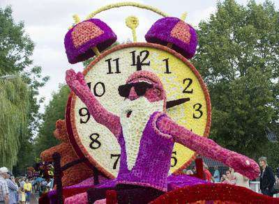 Londense Towerbridge passeert Berkelbrug: Rekkens bloemencorso