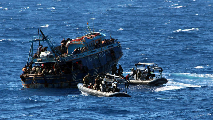 Het marinefregat tijdens een reddingsoperatie