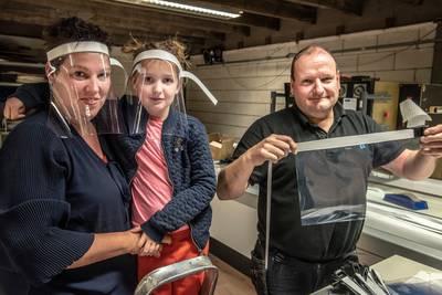 Deze zeilmakerij uit Milsbeek schakelt over op faceshields: ‘Al 1000 verkocht’