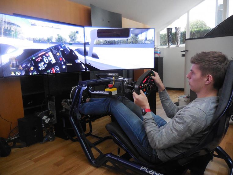 Zelf racen tegen Max Verstappen? Het kan online, waar hij winterse verveling verdrijft op een simulator