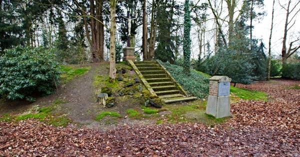 Pelgrims schenken 3500 euro aan processiepark Ommel