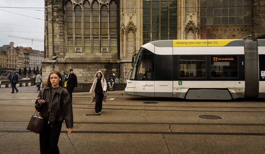 Campagnes op sociale media van Vooruit en cd&v tegen besparingen van minister De Ridder bij De Lijn: ‘Voor deze vrouw stopt de wereld hier’