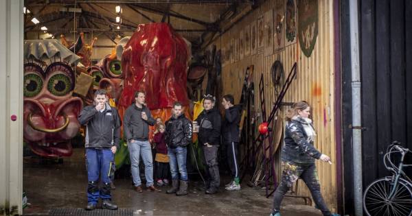 Wat een kater: Twentse carnavalsoptochten massaal afgelast door slecht weer - Tubantia
