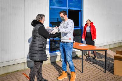 Ecotax uit Willemstad levert de stof, thuiswerkers maken de mondkapjes