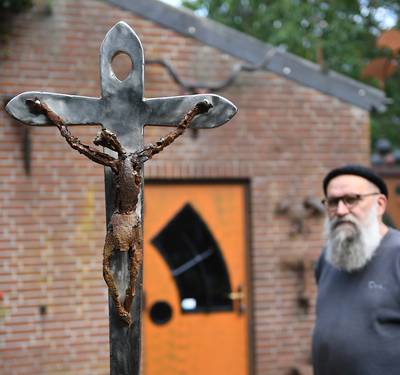 Dit beeld van granaatscherven zie je straks als je Westerbeek binnenrijdt: ‘Het is wat, die plek’