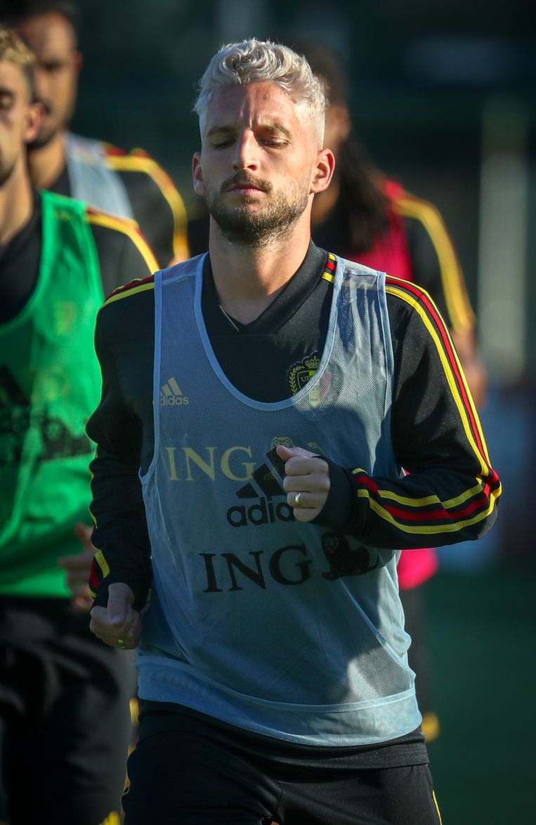 Dries Mertens verschijnt plots met zilverwit kapsel op ...