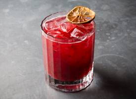 Zo maak je de devil’s margarita met rode wijn
