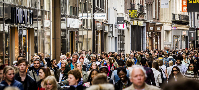 Drukte in de Kalverstraat (Amsterdam).