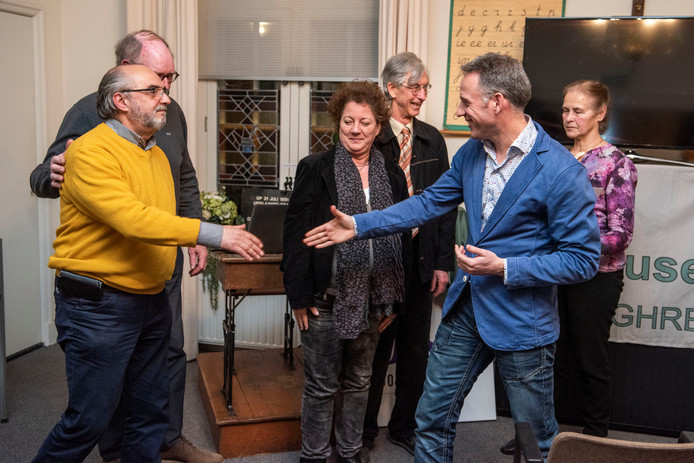 Twee winnaars, cultureel centrum De Weeghreyse. Uitreiking door wethouder Twan Zopfi. (Tweede winnaar Henk Groenhuis, kunstenaar, beeldhouwer, corsowagen ontwerper en bekend van het Corsomeisje.)
