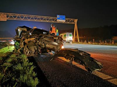 Auto slaat via vangrail over de kop op A12 bij Babberich
